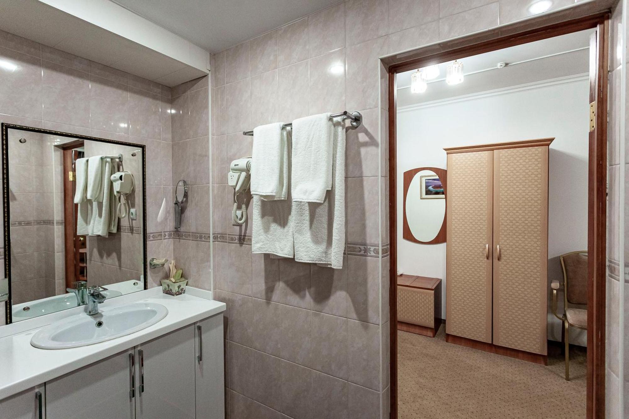 Kurmet Hotel Oral Esterno foto